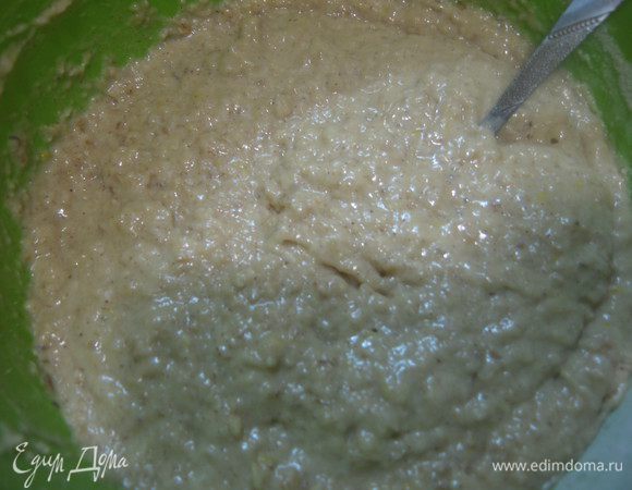 добавляем муку. Тесто получается довольно жидкое.