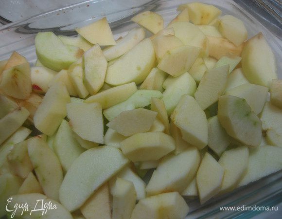 Дно формы выстилаем бумагой. Яблоки чистим, режем дольками, выкладываем на дно формы.