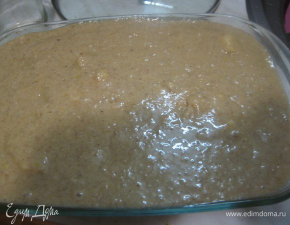 На яблоки выливаем тесто.