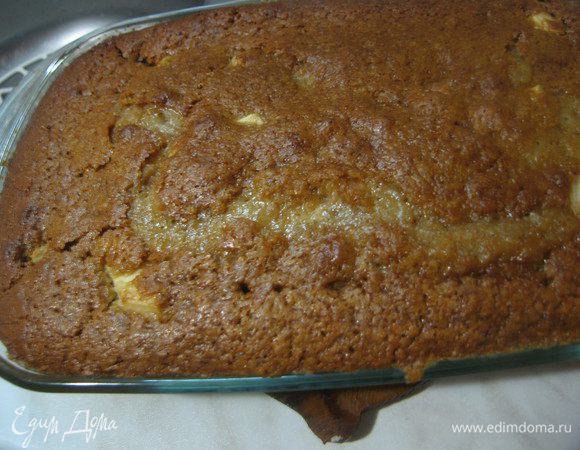 Выпекаем в разогретой до 180 гр. духовке 20 минут, затем температуру снижаем до 160 гр. и оставляем в духовке еще на 30-35 минут. Даем пирогу немного остыть и переворачиваем его вверх дном.