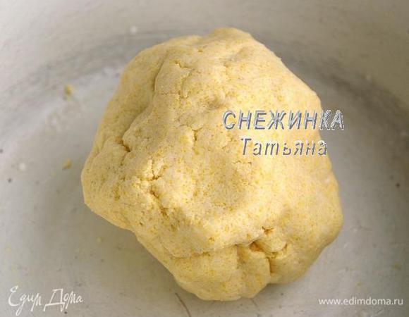 Наливаем кефир и вымешиваем тесто. Оно должно быть не слишком крутым, пластичным. Если видите, что тесто крутовато, добавьте ещё кефира. Оставляем тесто на 30 минут.