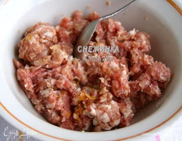 Для начинки фарш солим, перчим, кладем хмели-сунели. Перемешиваем.