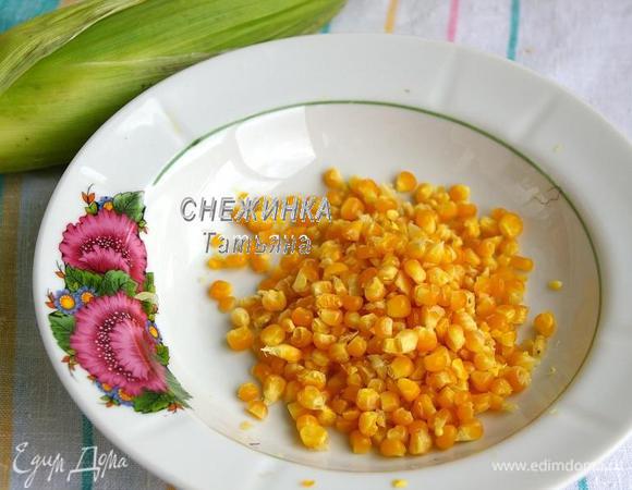 Кукуруза у меня была вареная с солью, я просто срезала ножом зёрна. Можно использовать и консервированную. Варим перепелиные яйца 5 минут.