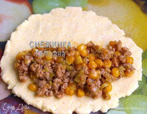 Тесто делим на 6 частей. Раскатываем кусочек в лепешку. На половину лепешки кладем начинку, где-то по 2 ст.л.