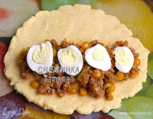 Перепелиное яйцо нарезаем кружочками. Кладем сверху.