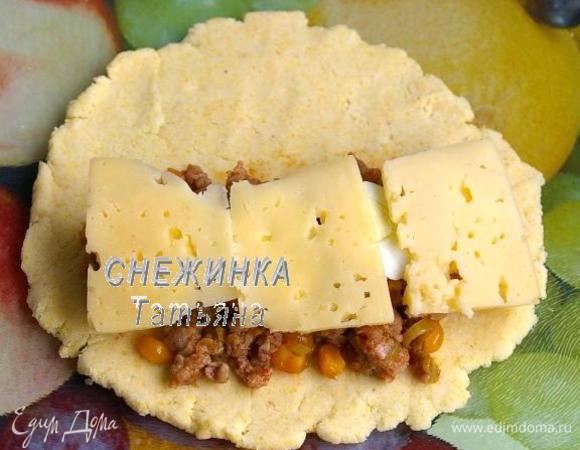 Затем несколько ломтиков сыра по всей начинке. Именно он соединит начинку и лепешку во время выпечки.