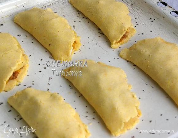 Прикрываем начинку второй половиной лепешки, немного придавливаем, концы не соединяем. Формируем все лепешки. Укладываем на противень, смазанный растительным маслом.