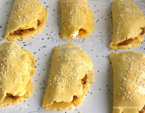 Сливочное масло растапливаем и смазываем верх лепешек. Присыпаем кунжутным семенем. Если честно, он потом осыпается, поэтому для закрепления лучше смазать смесью масла с яйцом.