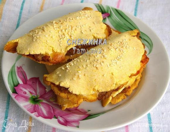 Выпекаем в разогретой до 180С духовке около 20 минут, чтобы низ и верх немного зарумянились и сыр расплавился. Готовые лепешки перекладываем на тарелку или запаковываем в ссобойку.