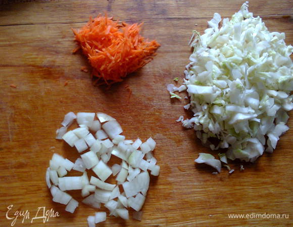 Готовим начинку.
Капусту мелко нашинковать, морковку натереть на терке, лук порезать.