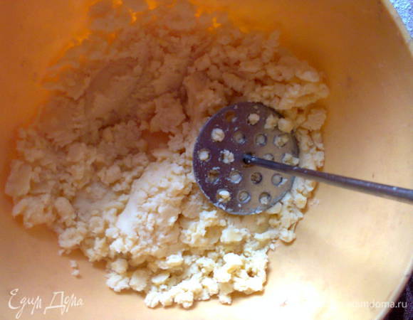 Картошку отварить (у меня было вчерашнее пюре), потолочь в миске.