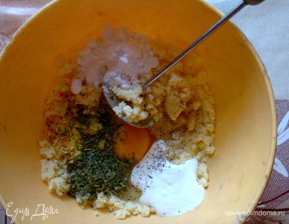 Добавить яйца, сметану, крахмал, соль, перец. Перемешать.
Я еще добавляю 1 ч. л. готовых приправ, также сушеную петрушку или зелень весеннюю (0.5 ст.л.).