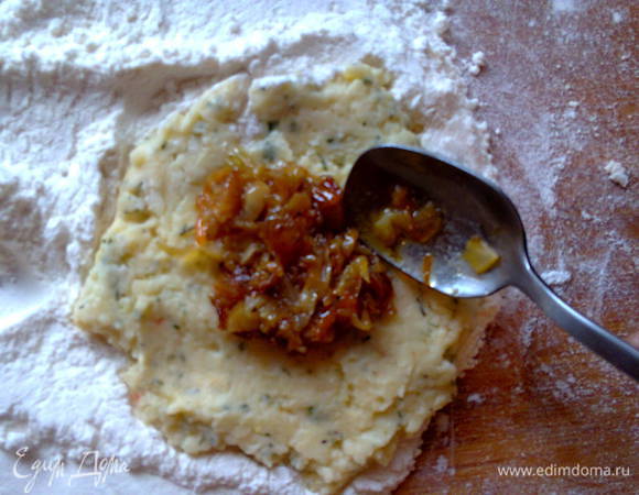 На серединку положить ложку начинки.