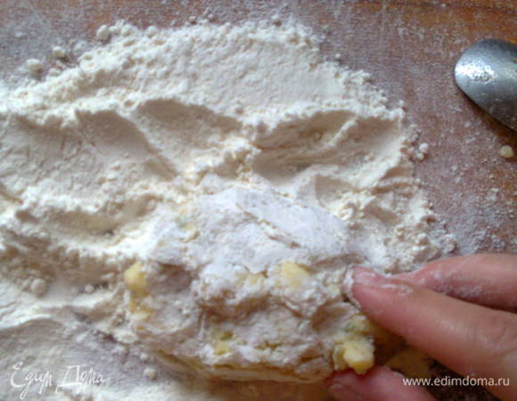 Сформировать пирожок, закатывая стенки до центра. 