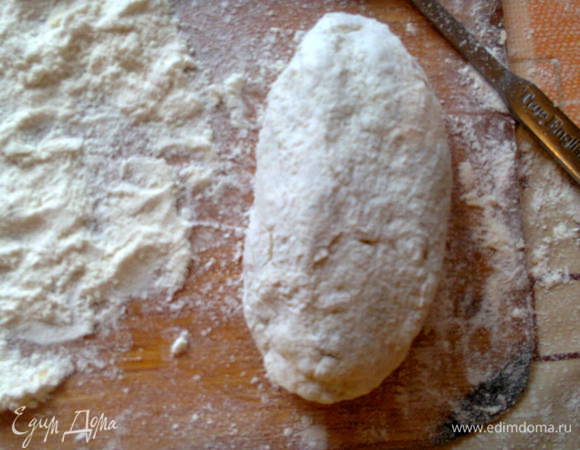 Обвалять в муке.