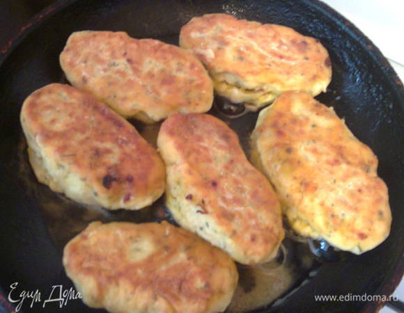 Сковороду разогреть, влить немного масла, обжарить картофляники до золотистой корочки.