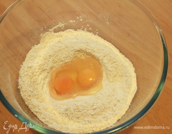 Добавить яйца.