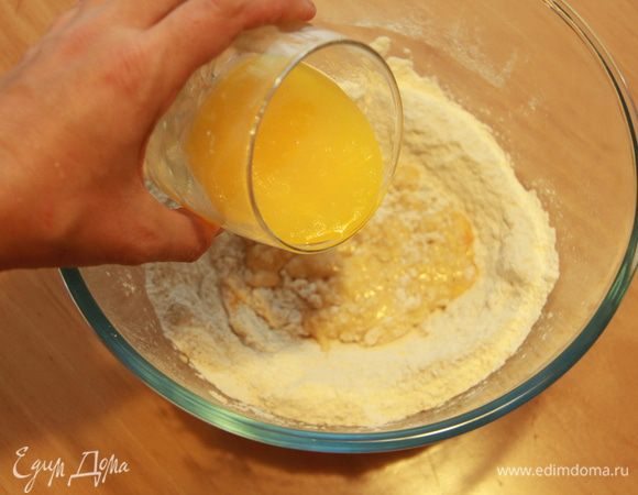 Растопленное сливочное масло.