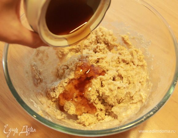 Мёд. Тщательно перемешать массу (можно миксером).