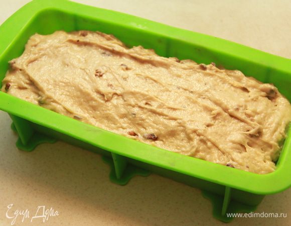 Тесто выложить в хлебную форму. Если силиконовая, то смазывать не надо.