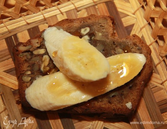 Мне нравится есть этот хлеб с ломтиками банана. Еще вкуснее полить мёдом (хлеб не сладкий!). Приятного аппетита и на здоровье!