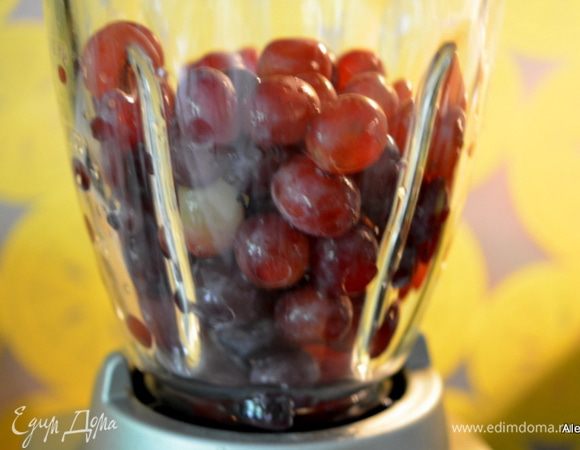 Выложить очищенный виноград в блендер.
Взбить полностью в несколько пульсаций.