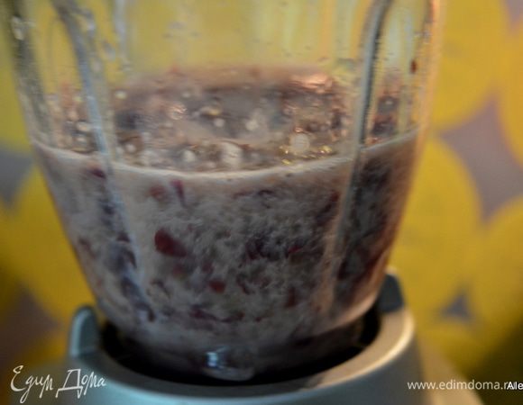 Приготовить цельное молоко,пищевой лед и йогурт или мороженое подтаявшее. Вылить все в блендер и взбить до однородной массы.