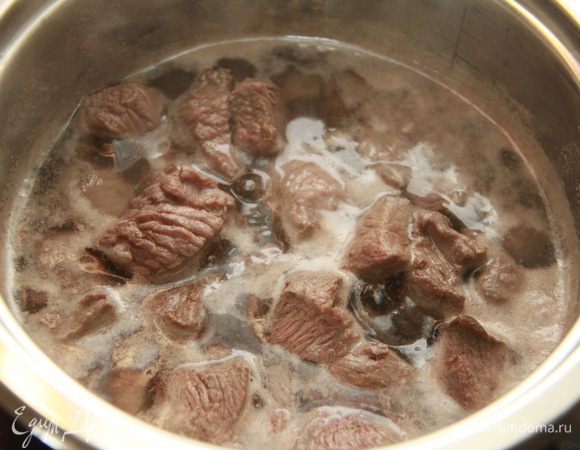 Мясо отварить в течение часа до мягкости.