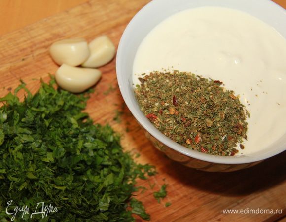 Зелень мелко порубить. Чеснок порубить или выдавить через пресс. В сметану добавить сухую аджику, зелень, чеснок, соль.