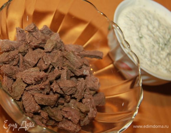 Мясо охладить, нарезать небольшими ломтиками/соломкой.