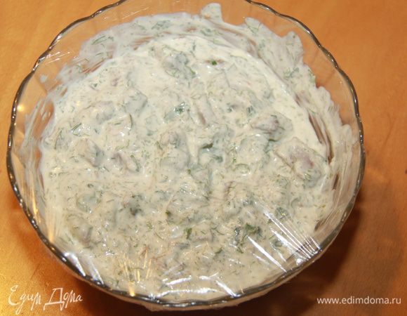 Залить говядину соусом и охладить в течение 2 часов.