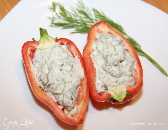 Перцы разрезать пополам, очистить от семян и перегородок. Наполнить каждую половинку мясом с соусом. Можно есть!