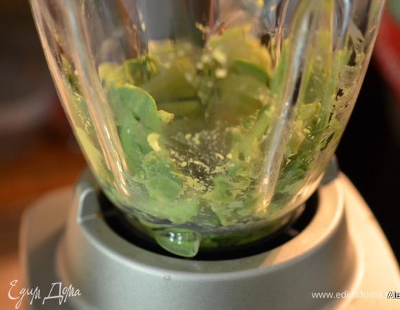 Очистим полностью авокадо от кожуры, уберем косточку, разрежем на части и выложим в блендер.