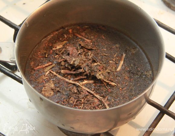 Чай измельчите. Залейте водой, дайте закипеть и варите на слабом огне минут 10.