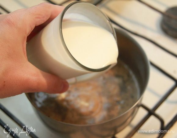 Влейте немного молока, доведите до кипения. Так, по чуть-чуть влейте все молоко.