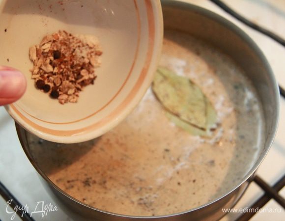 Добавьте соль и специи.