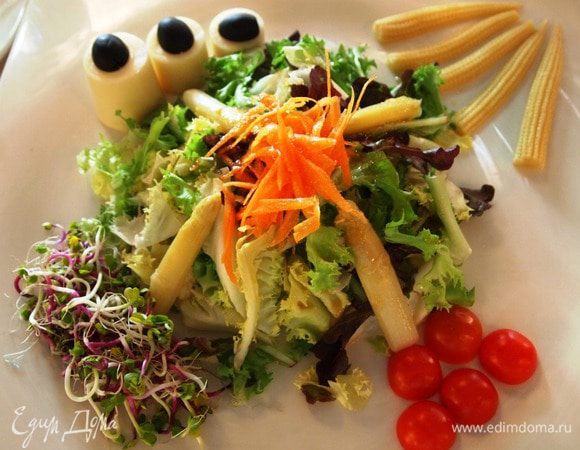 Собираем салат: В центр тарелки выкладываем горку салатного микса. Пирамидкой спаржу. Тёртую морковь выкладываем сверху как лаву из вулкана. У подножия кладём помидорки, с другой стороны артишоки, их украшаем маслинами. По оставшимся сторонам проростки и кукурузу. Подаём с любимым дрессингом. Не мудрствуя лукаво, я наслаждалась салатом с оливковым аккомпанементом! 