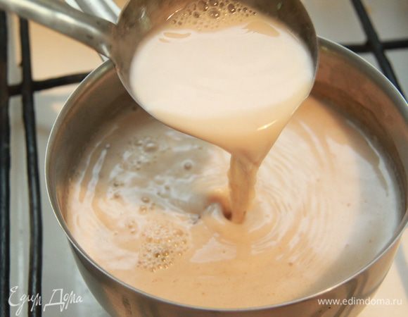 Далее такой обычай: нужно зачерпывать половником чай и выливать обратно в кастрюлю с небольшой высоты. У всех по-разному: у кого-то надо повторить эту процедуру 46 раз, кто-то делает 99!