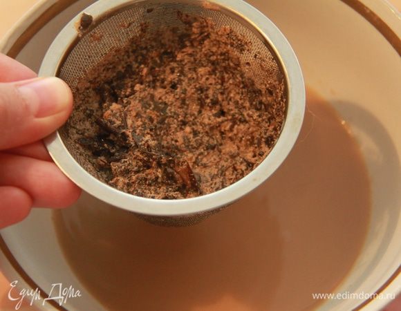 Процедите напиток.