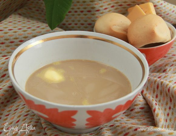 Подавайте в больших пиалах с кусочком сливочного масла. К калмыцкому чаю обычно подают брынзу — соленый сыр — и баурсаки (пончики из дрожжевого или пресного теста). Употреблять джомбу принято утром на завтрак или на поздний ужин.