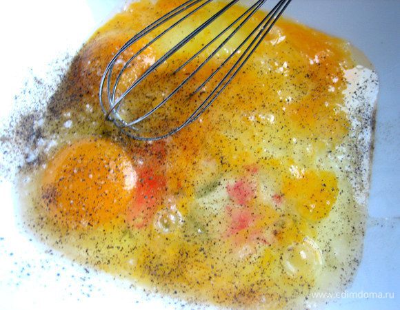 Яйца взбить венчиком с солью и перцем.