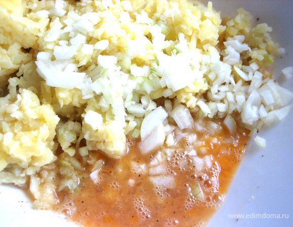 Добавить нарезанный репчатый лук.