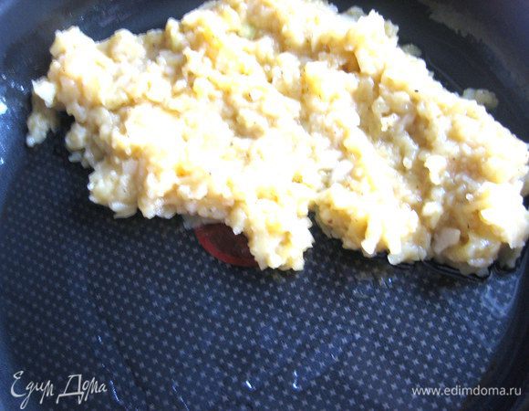 Смазываем непригораемую форму маслом и начинаем распределять "тесто" по дну.