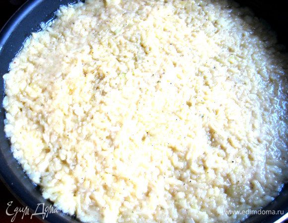 Утрамбовываем ложкой, чтобы была плоская основа.