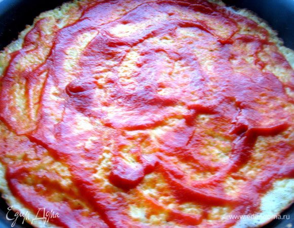 Смазываем любым кетчупом или томатной пастой.