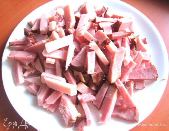 Ветчину нарезать короткими полосками.