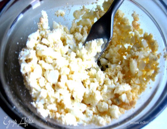 Яйцо размять вилкой в крошку...