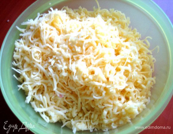 Сыр натереть на мелкой тёрке.