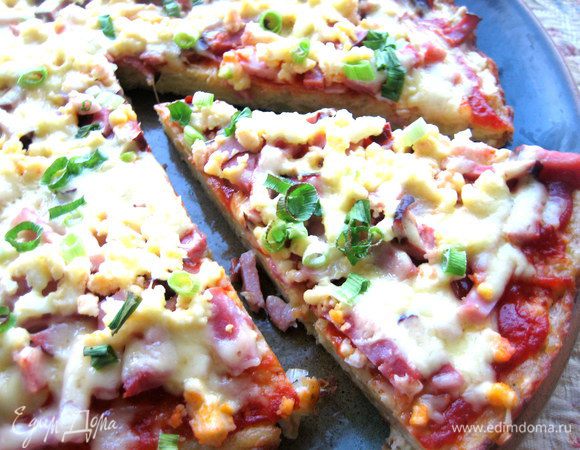 Сразу ставим на стол и отрезаем кусочек горячей пиццы)))