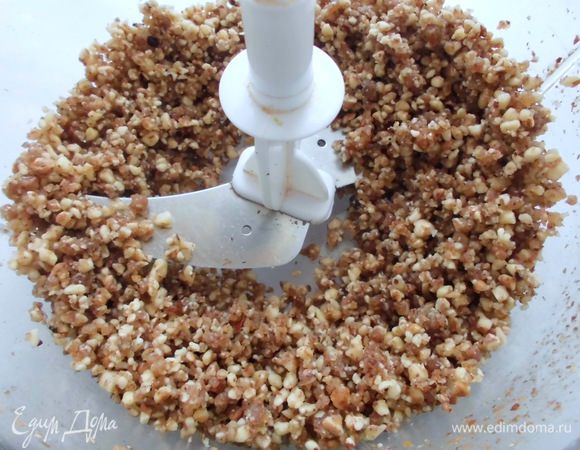 Изюм промыть и просушить. В измельчителе или блендере взбить орехи вместе с изюмом.